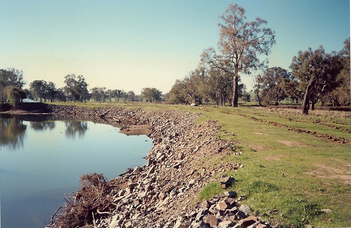 Site 4, rocked site, ripped and fenced, looking downstream (1990) - Woolshed Thurgoona Landcare Group